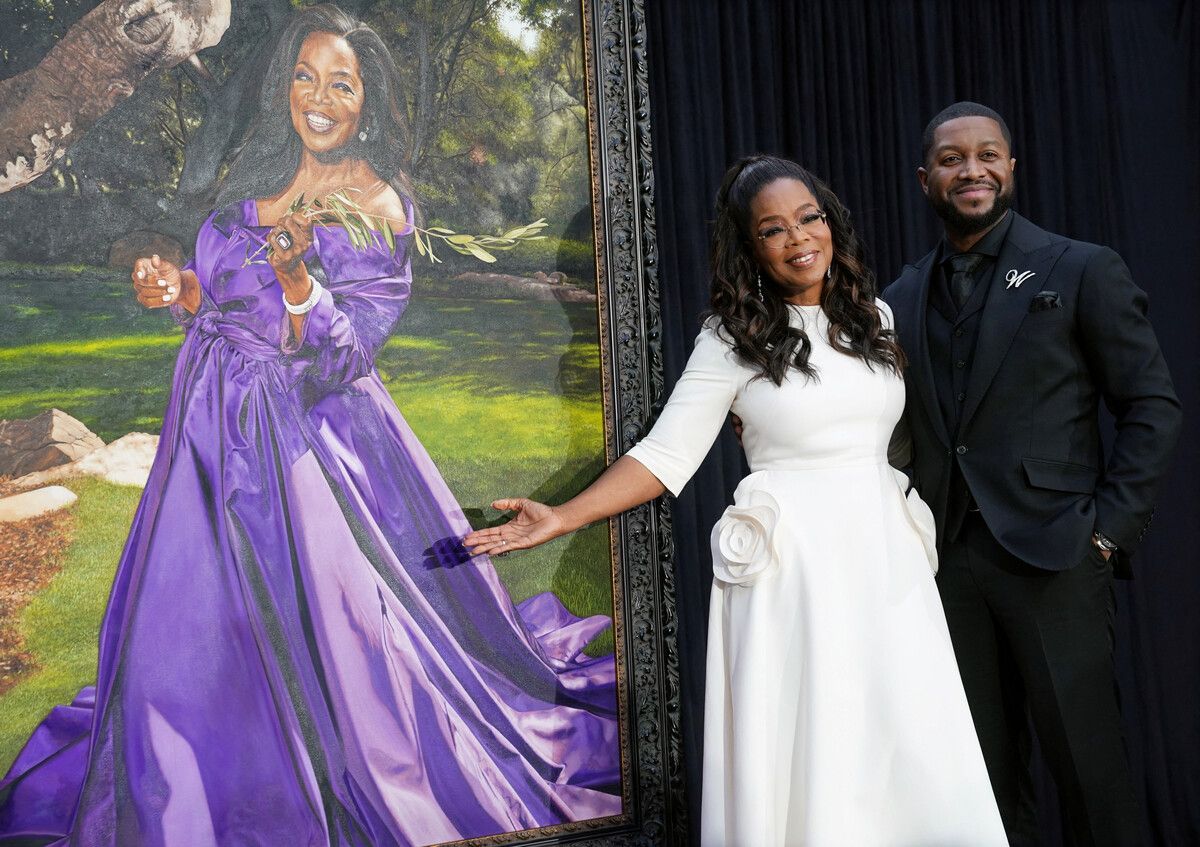 Vor Kurzem enthüllte die National Portrait Gallery in Washington ein Porträt von Winfrey, das Künstler Shawn Michael Warren (r.) gemalt hat. Reuters