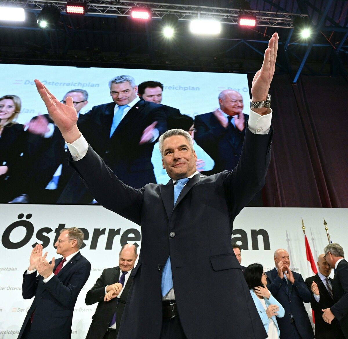 Vor rund 2000 Anhängern ließ sich Nehammer feiern.APA