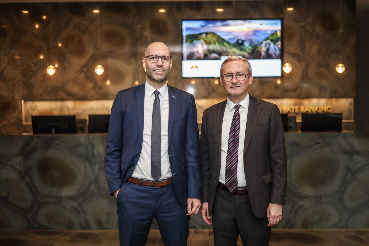 Vorstandsvorsitzender Gerhard Hamel (r.) und Clemens Lengauer, Leiter der Vermögensverwaltung der Volksbank Vorarlberg. vn/Steurer