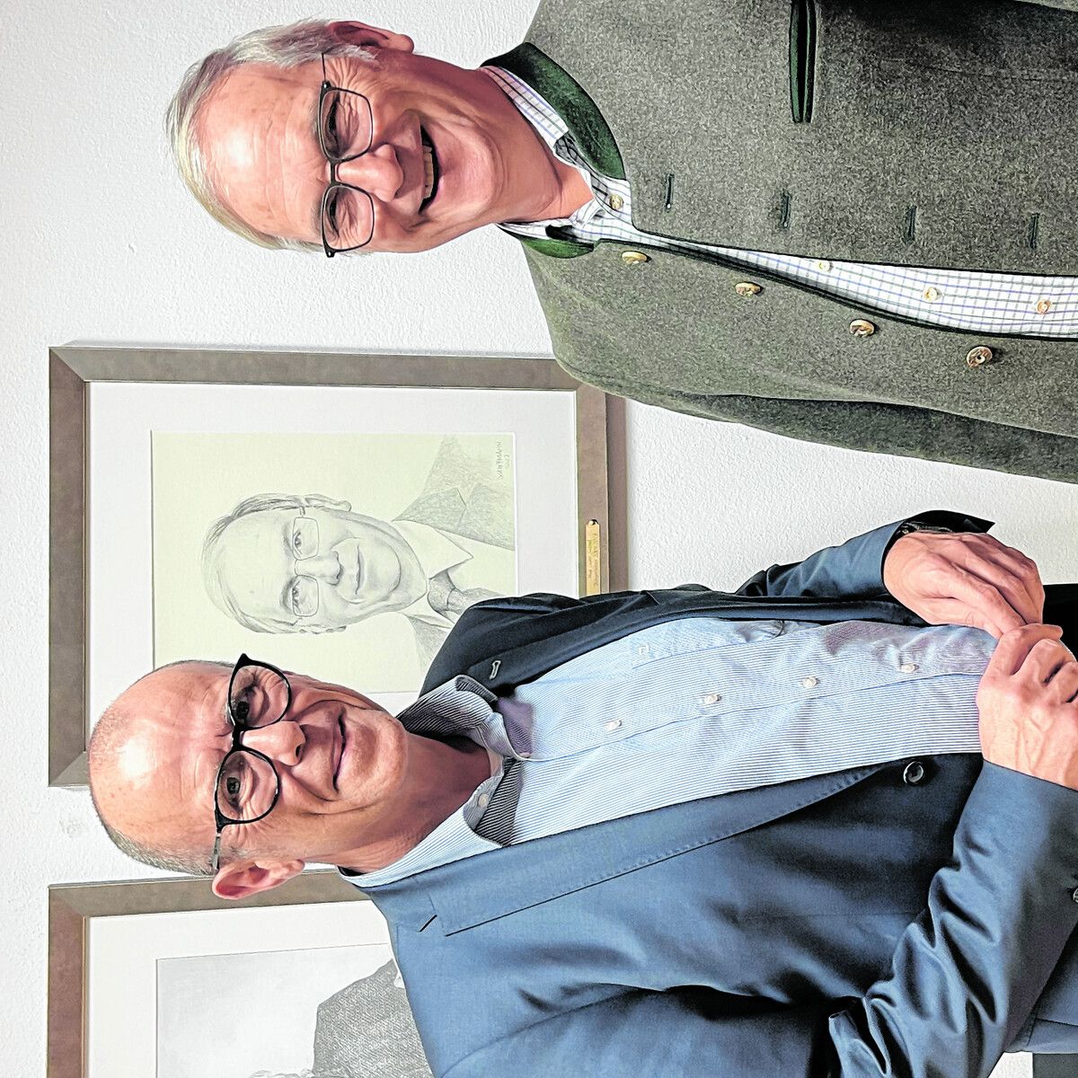 Walter Gohm und Eugen Gabriel mit Portrait im Hintergrund. Marktgemeinde