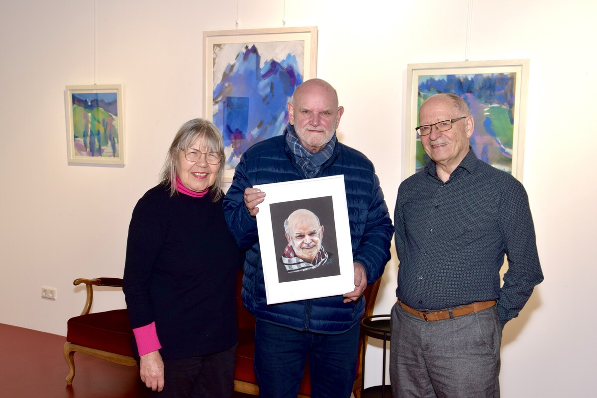 Walter Zingerle mit Gattin Renate und seinem Porträt, das Kurt Bonner geschaffen hat. SCO (2)