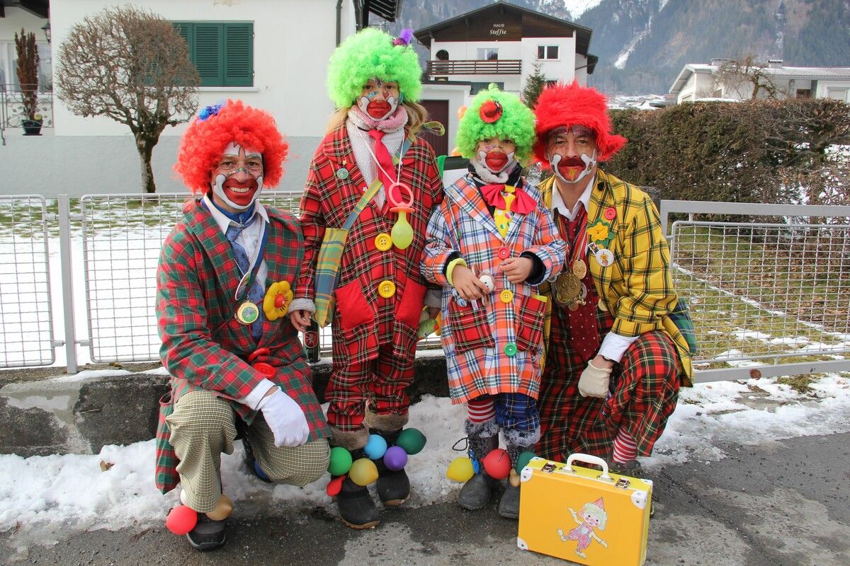 Zahlreiche Clowns waren am Sonntag in Vandans unterwegs.