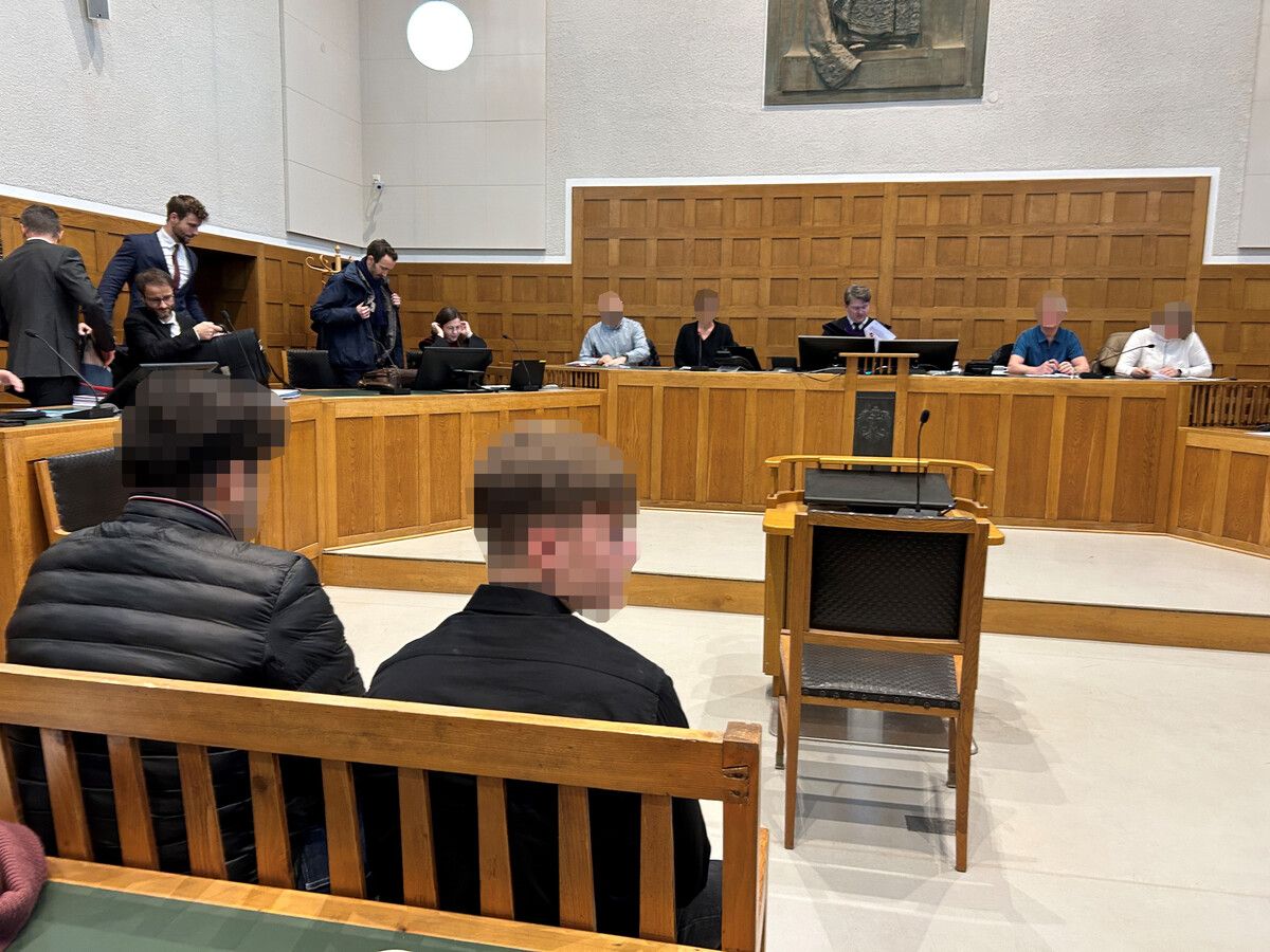Zwei der fünf Angeklagten vor dem Schöffensenat in Feldkirch.vn/gs