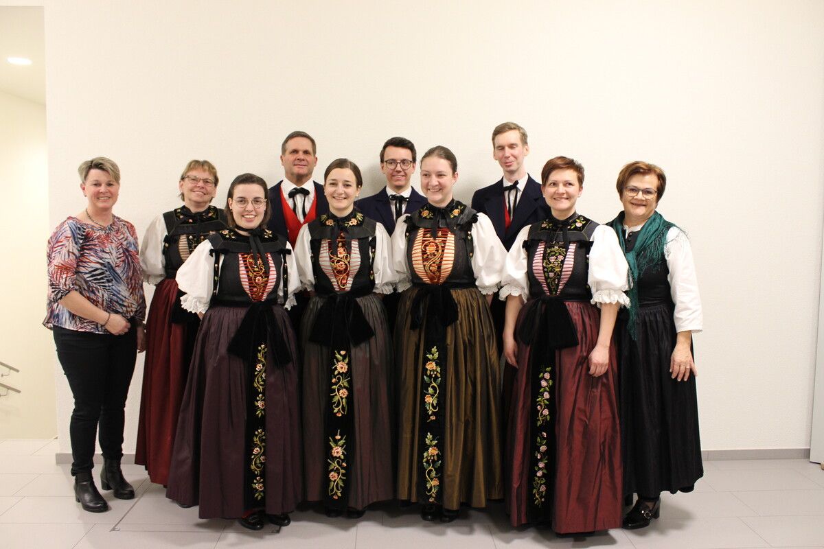 1. Reihe (v. l.): Madelaine Sutter, Anna Hartmann, Stefanie Burtscher, Obfrau Petra Schuler. 2. Reihe (v. l.): Vizebgm. Ina Bezlanovits, Heike Rützler, Reinhard Schneider, Sebastian Bott, Florian Brüser und Landestrachtenverbandsobfrau Ulrike Bitschnau. sto