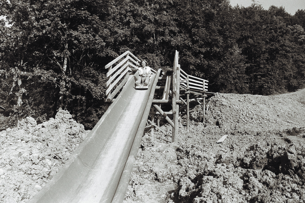 1979 wurde offenbar schon lange vor der Eröffnung die Bahn getestet. Sicher nicht ungefährlich, gab es doch auch nach der Abnahme immer wieder schwere Verletzungen. Oskar Spang (Stadtarchiv Bregenz), Ansichtskartensamlung (Vorarlberger Landesbibliothek)