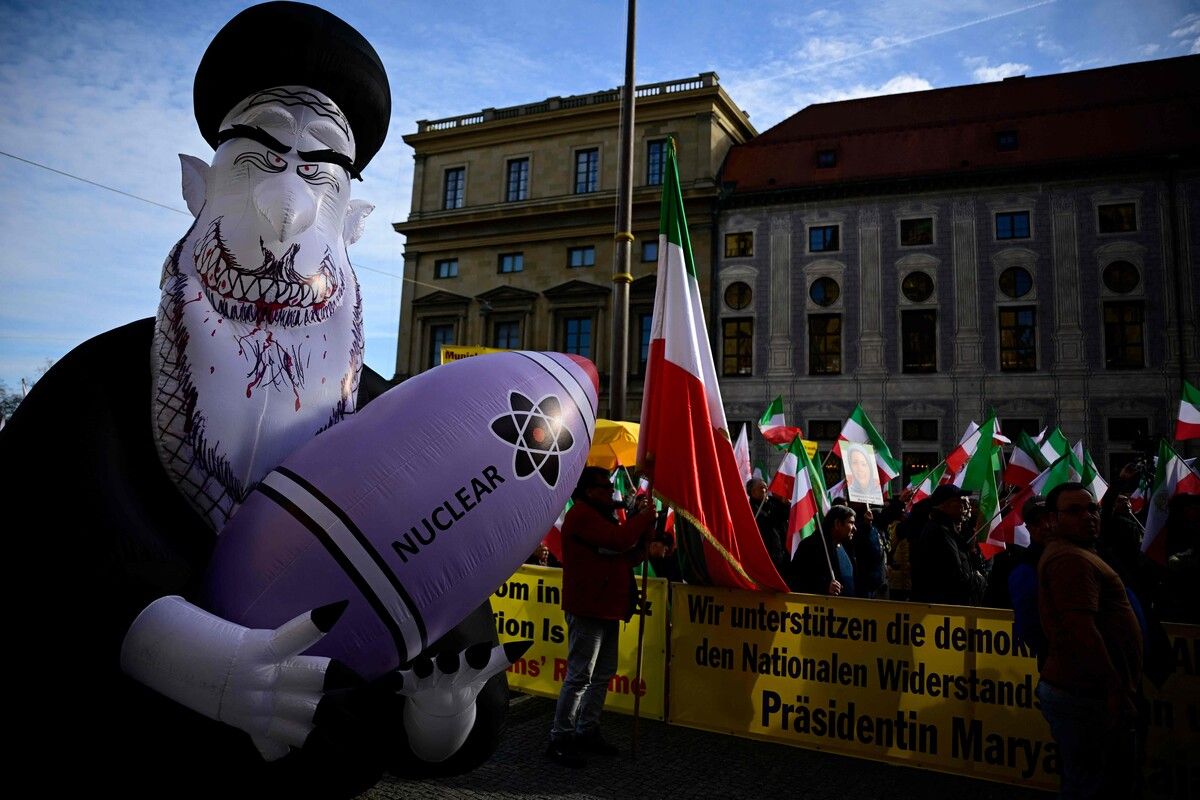 Aktivisten und Aktivistinnen demonstrieren in München gegen das iranische Regime als Hauptursache für Krieg und Krisen im Nahen Osten. AFP