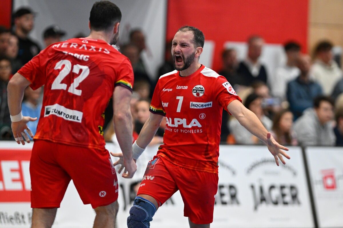 Alpla HC Hard agierte gegen Schwaz Tirol fokussiert und spielte die Angriffe konsequent zu einem 30:26-Sieg.gepa