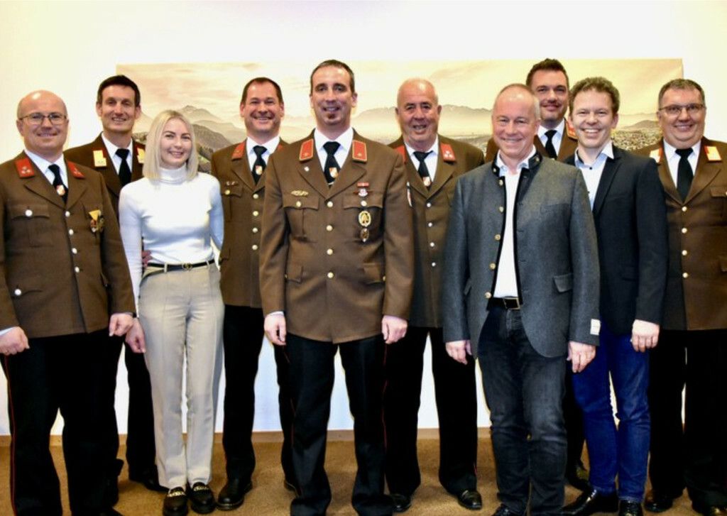 Altbürgermeister Roman Kopf und sein Nachfolger Thomas Bachmann gratulierten Michael Kopf zur Wahl zum neuen Feuerwehr-Kommandanten von Röthis. mima