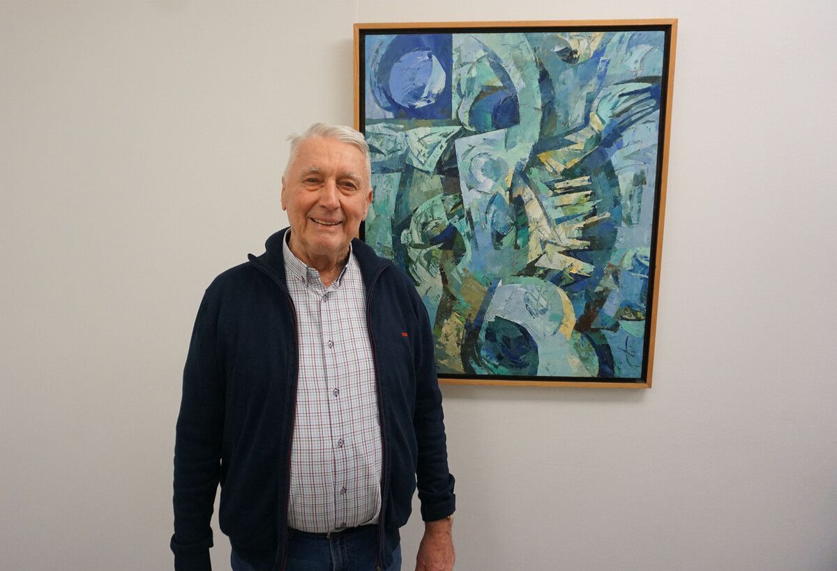 Alwin Rohner vor einem Werk von Viktor Platonow.HAPF