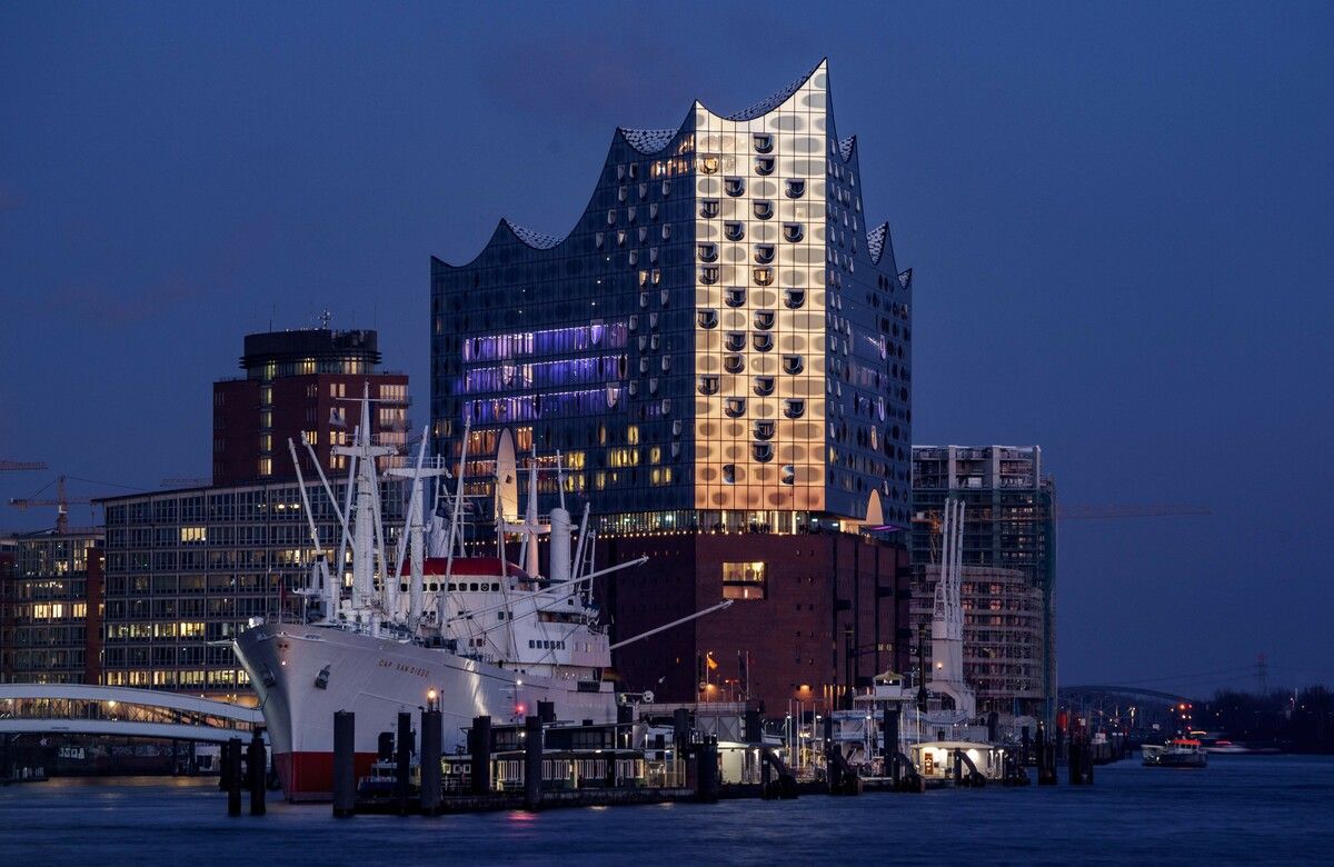 André Heller will die Elbphilharmonie zum Strahlen bringen. AFP/Heimken