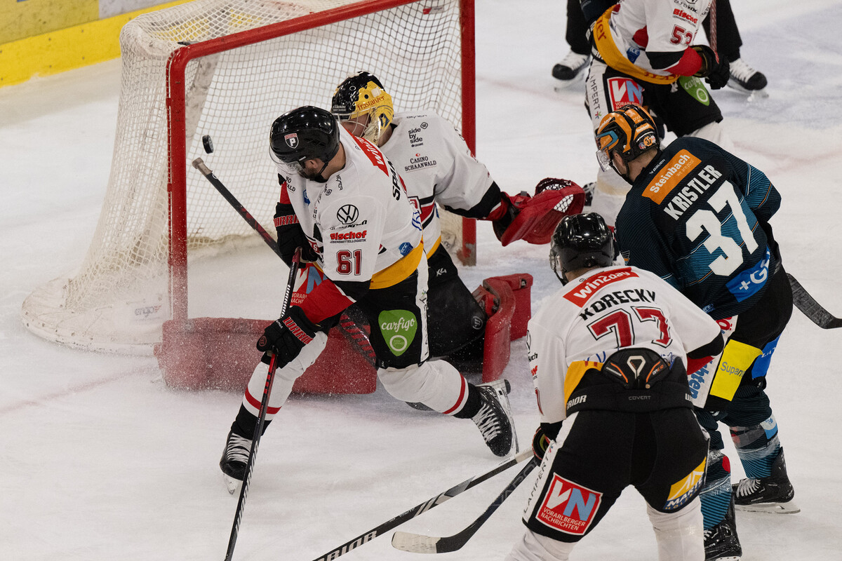 Andreas Kristler trifft gegen Pioneers-Keeper Alex Caffi zum 1:1-Ausgleich. BWL/Eisenbauer