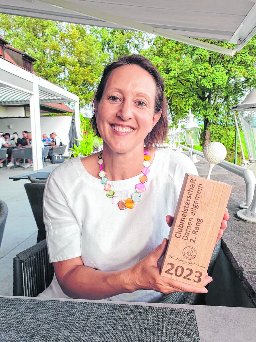 Auch auf dem Golfplatz kann Deborah Blümel mithalten, wie die Trophäe zeigt.