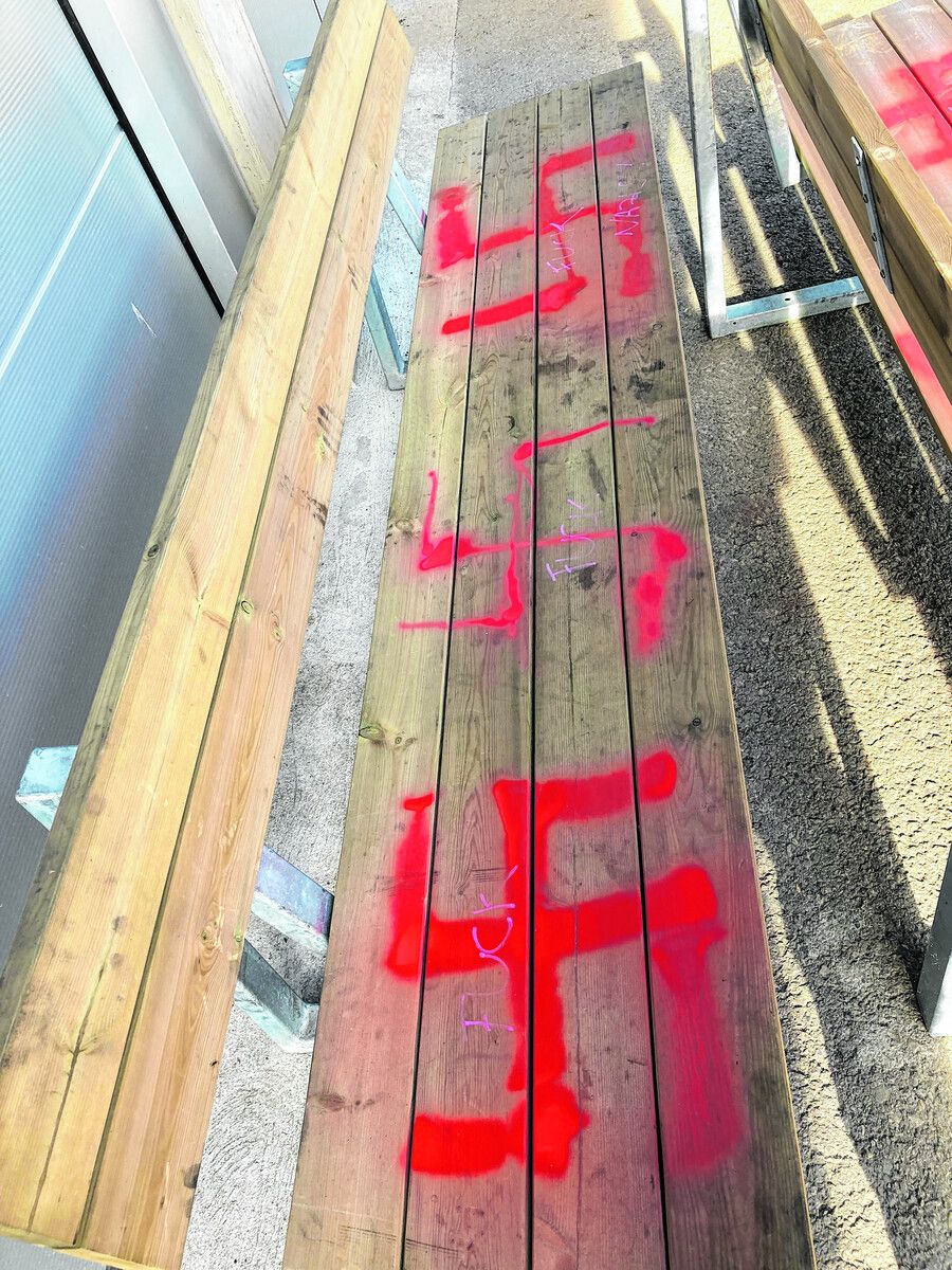 Auch Parkbänke sind besprüht worden.