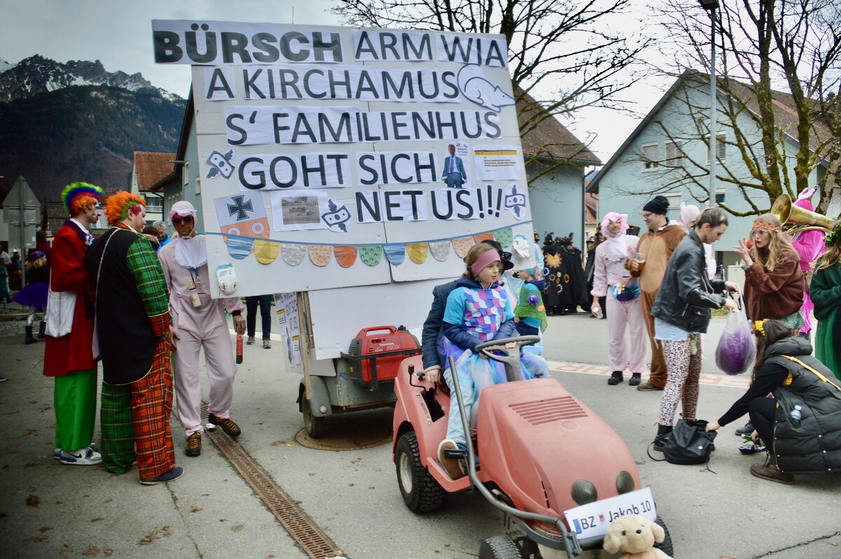 Auch politische Themen wurden beim Faschingsumzug aufgegriffen, wie das geplante Familienhaus, bei dem Einsparungen getroffen werden müssen. SCO (3)