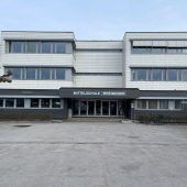 Bruder von Schülerin prügelt auf Direktor ein