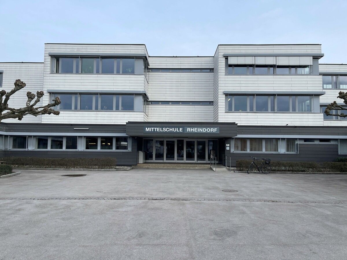 Auf dem Schulhof der MS Lustenau-Rheindorf geriet sich der Direktor mit dem Bruder einer Schülerin handgreiflich aneinander. VN/VON SONTAGH