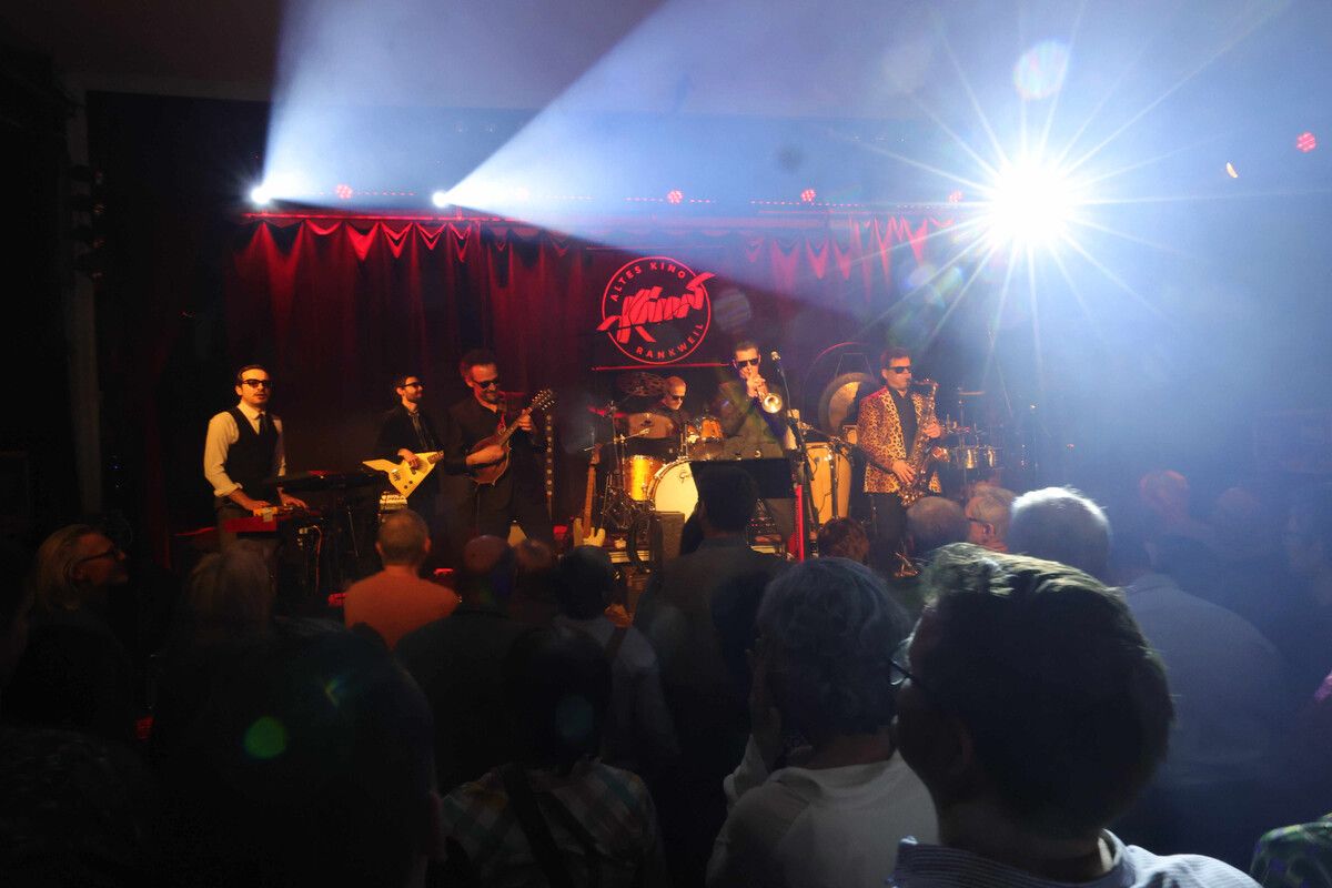 Auf der Bühne des Alten Kinos in Rankweil war die Band von „Herbert Pixner & The Italo Connection“ voll in ihrem Element.