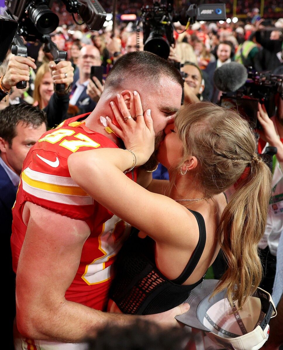 Auf einen Hochzeitsantrag von Travis Kelce an Taylor Swift wurde vergeblich gewettet, doch der Siegerkuss des US-Topstars für den Tight End der Kansas City Chiefs überstrahlte alles.ap
