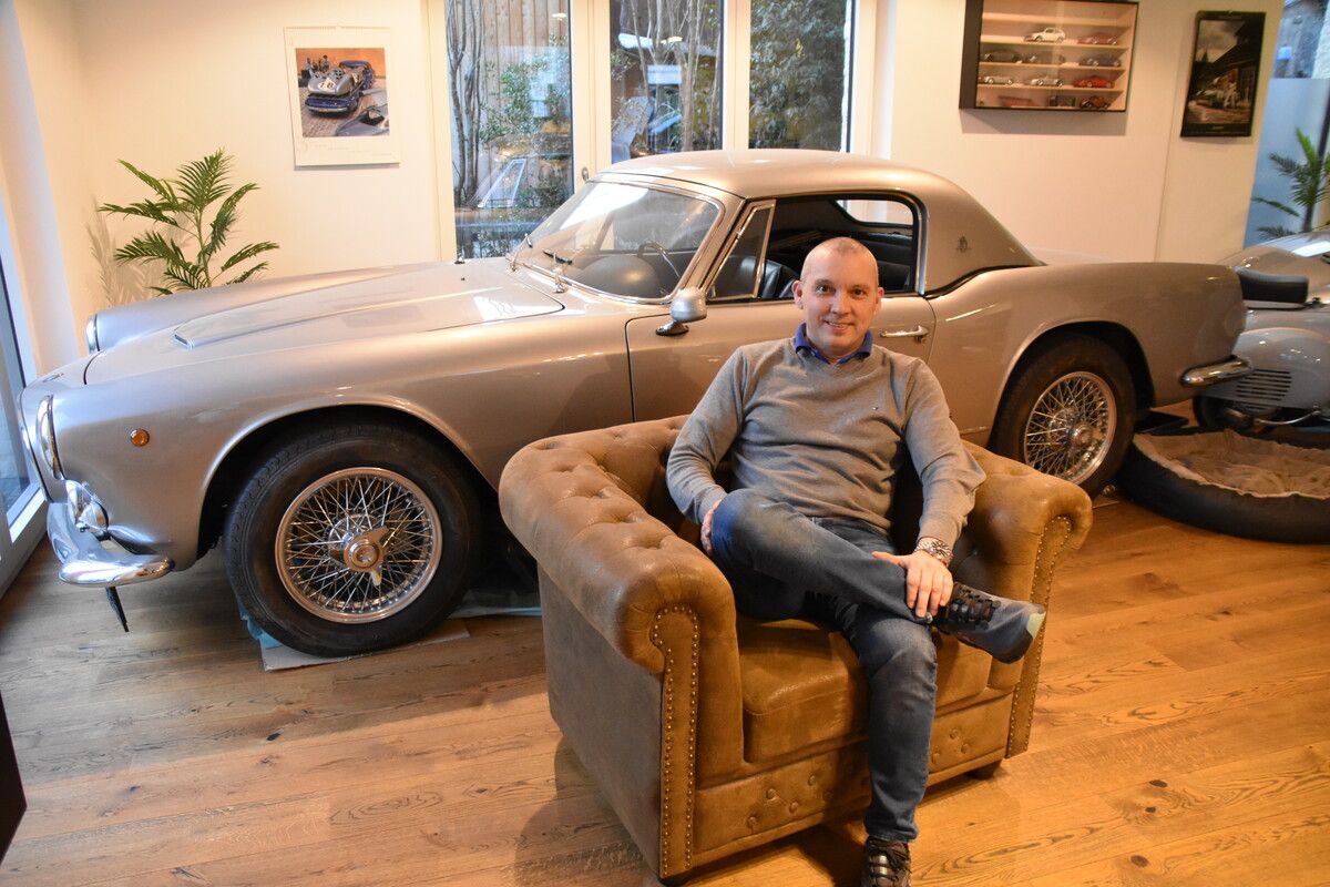 Auto-Linher-Geschäftsführer Wolfgang Linher vor seinem Maserati. BP (4)