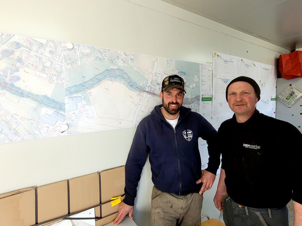 Bauleiter Markus Schneider (Geo-Alpinbau/Niederlassung Egg) mit dem Lochauer Gemeinderat Richard Faisst (Obmann Ausschuss Straßen, Wasser und Kanal). BMS (4)