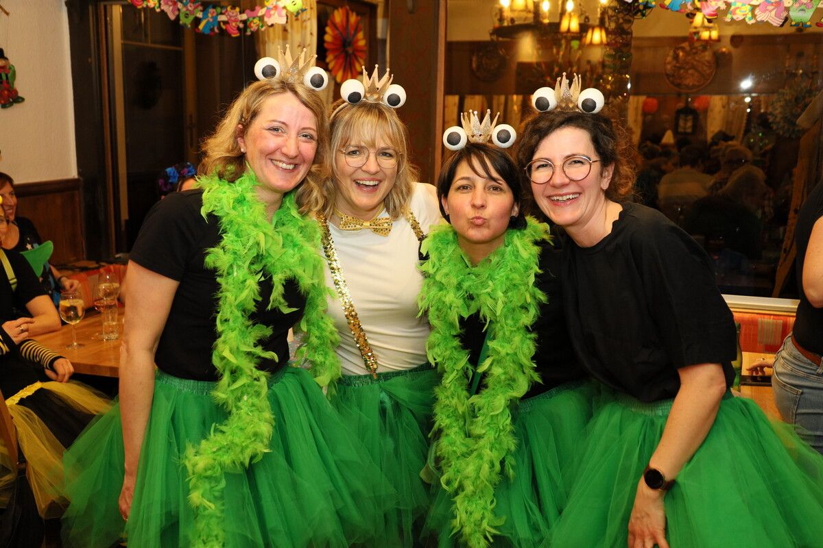 Beim Faschingskränzle im Gasthaus Rose hüpften diese vier Froschköniginnen vergnügt ins Bild. chf