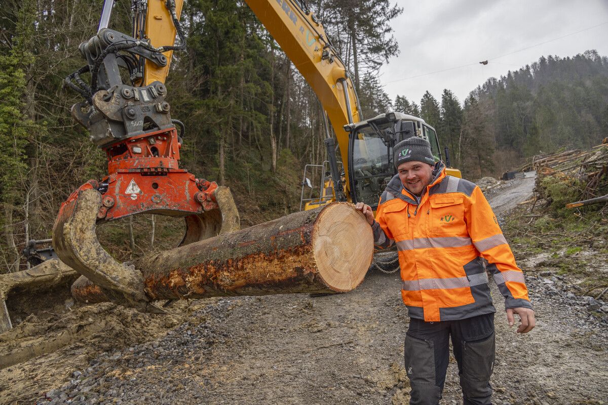 Beim Hangrutsch in Hörbranz sind mutige Einsatzkräfte, unter ihnen Baggerfahrer Edi Bader, gegen die Naturgewalten im Einsatz.