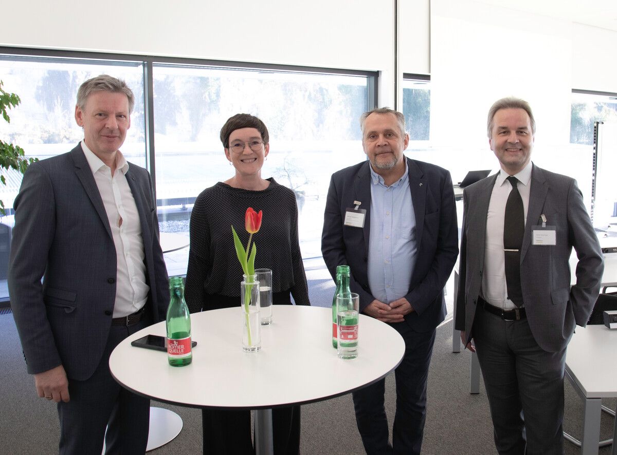 Besuch Henriette Spyra und Michael Wiesmüller vom Klimaministerium sowie Heinz Seyringer von V-Research informierten sich bei Bachmann Electronic in Feldkirch über Themen wie Chip- und Elektronikbauteilentwicklung sowie die Lösungen im Sektor der Windenergie. bachmann