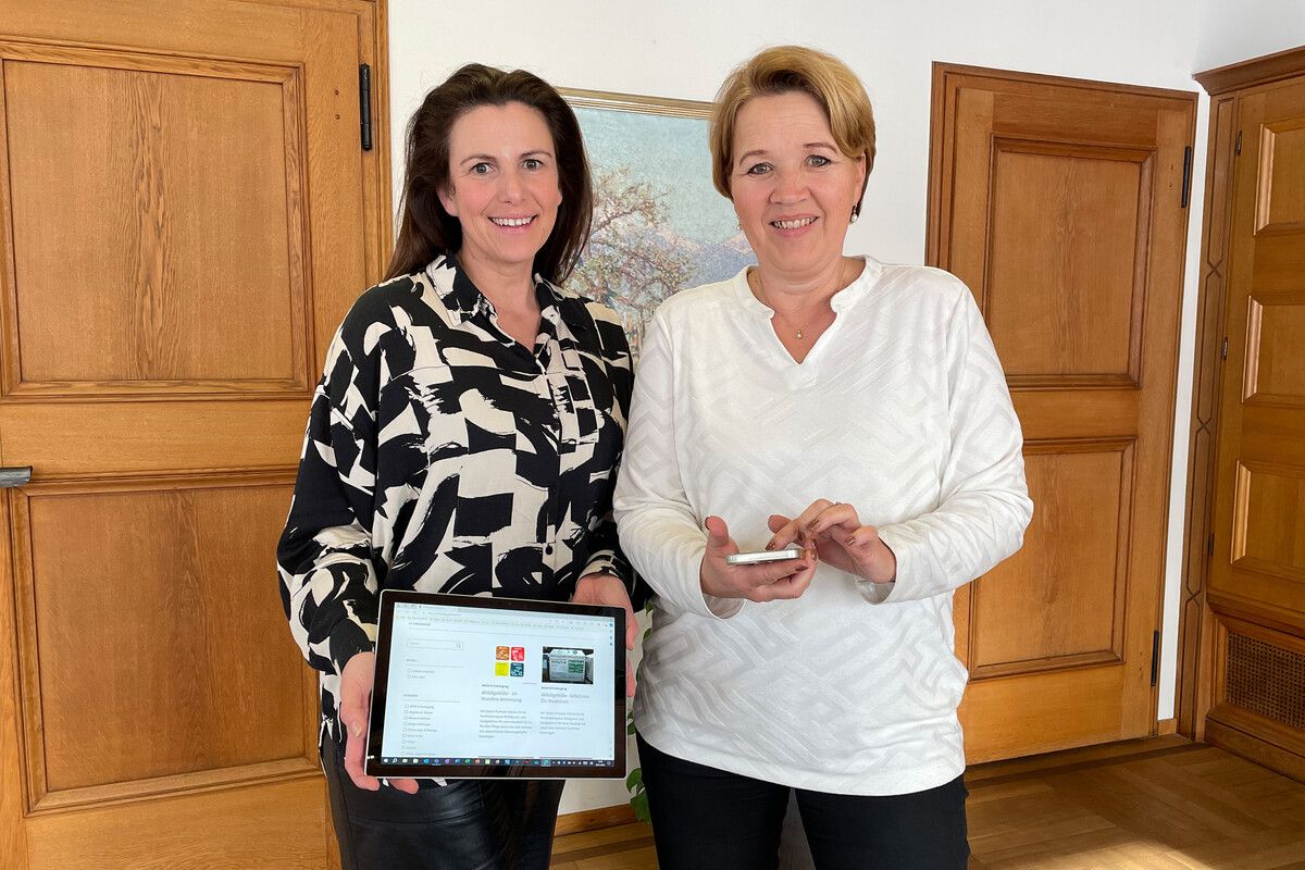 Bgm. Andrea Kaufmann (rechts) und Stadträtin Karin Feurstein-Pichler werben für das „digitale Amt“.Stadt