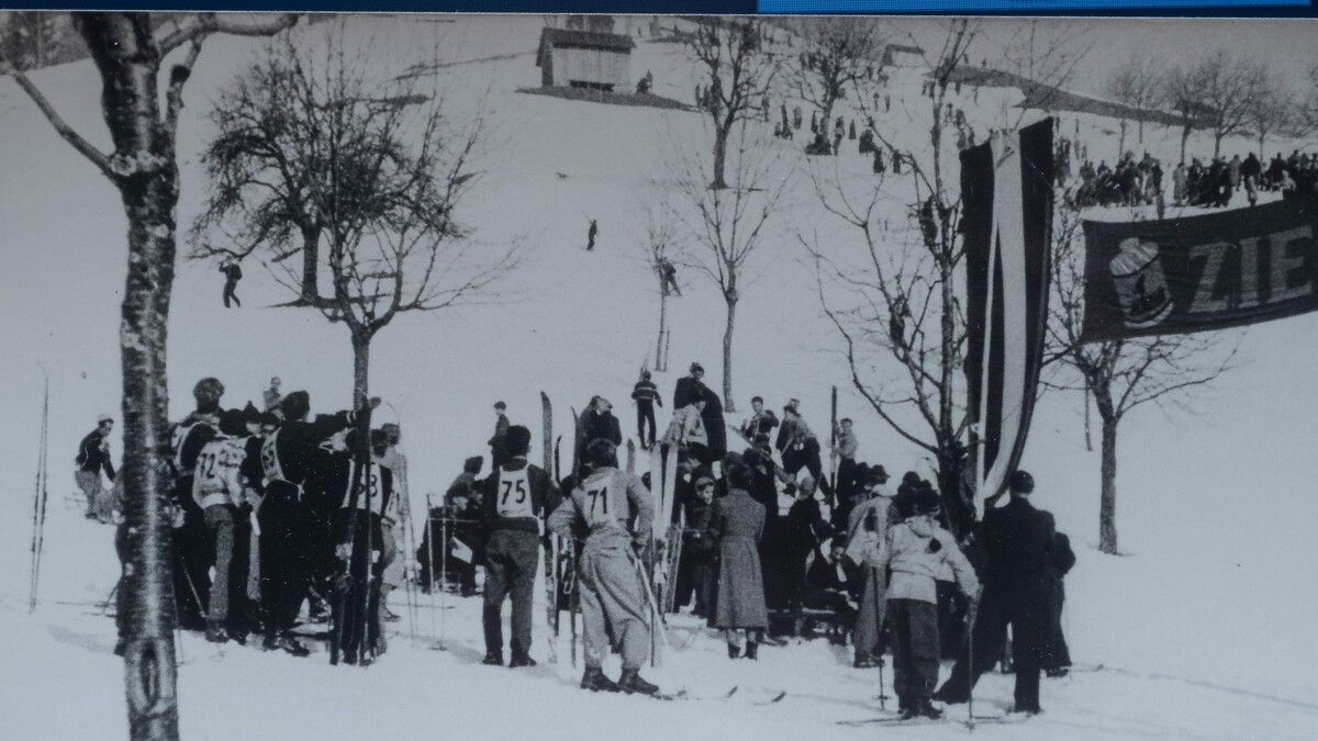 Blick auf das Zielgelände des Slaloms bei den Jugendmeisterschaften 1954. SV Fraxern