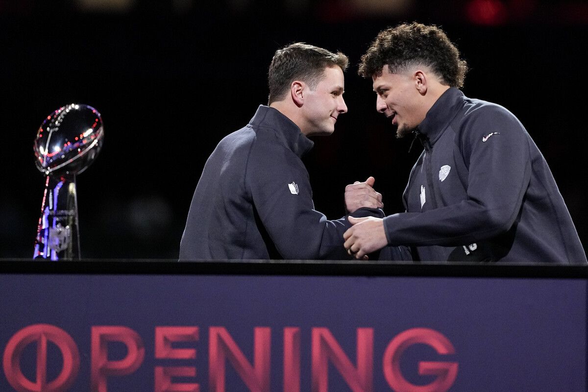Brock Purdy (links) von den 49ers und Kansas-City-Chiefs Quarterback Patrick Mahomes bei der Opening Night.ap