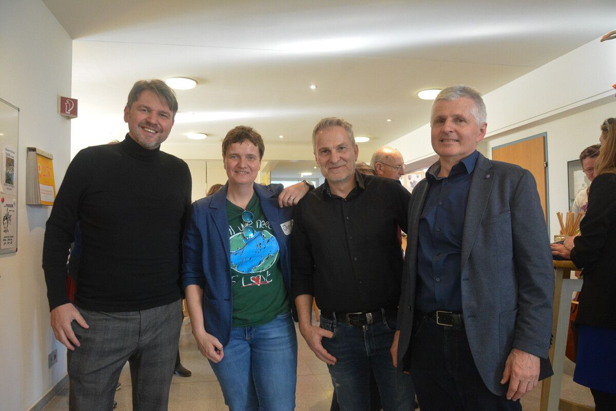 Bürgermeister Kurt Fischer, Judith Peter (Seniorenhaus), Marcel Egger (Fotoclub) und Franz Reich (Sozialdienste Lustenau) waren stolz auf die feierlich eröffnete Ausstellung. bvs (3)