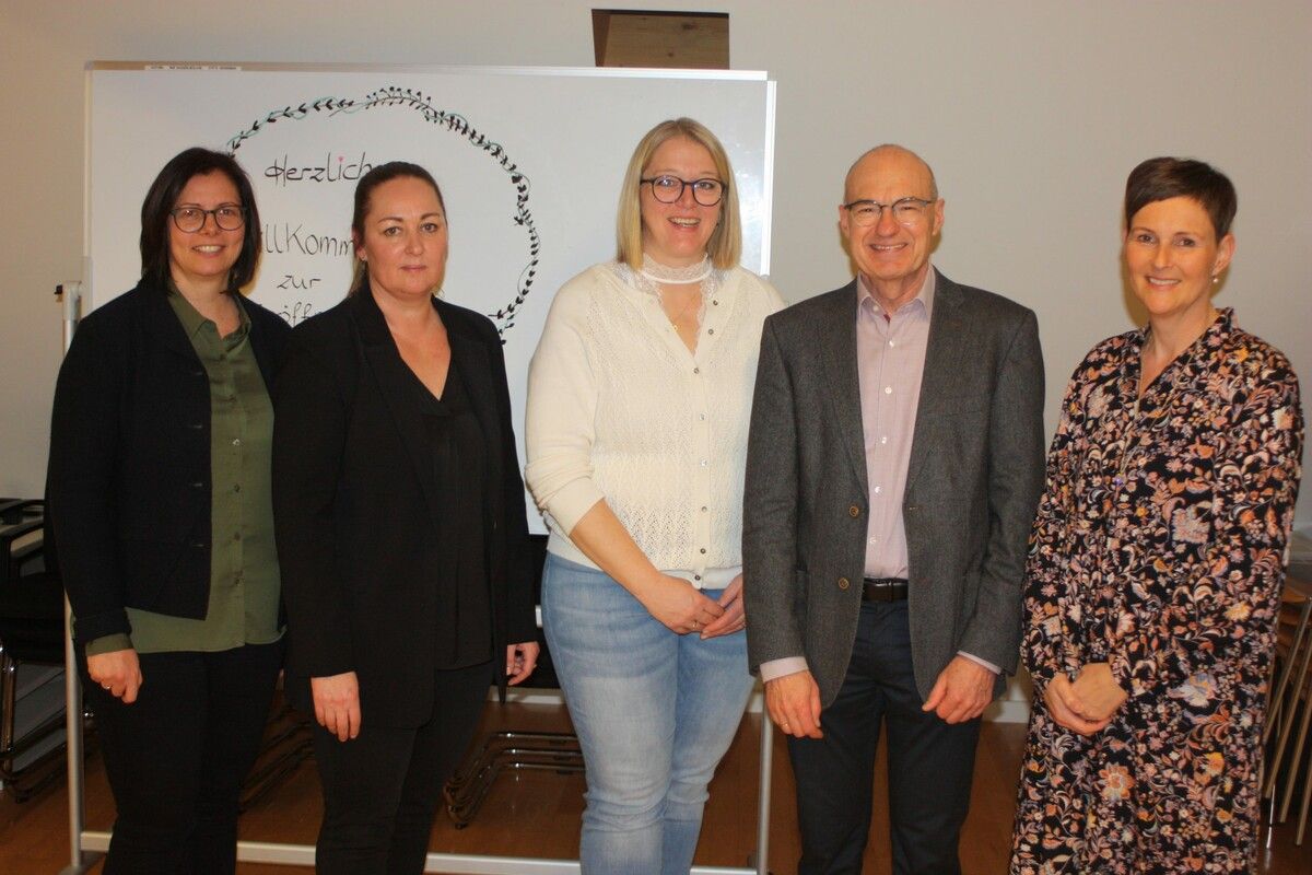 Bürgermeisterin Katharina Wöß-Krall, Mohi-Rankweil-Leiterin Daniela Kessler, Mohi- Mitarbeiterin Barbara Ströhle, Krankenpflegeverein-Rankweil-Obmann Siegfried Hartmann und Mohi-Stellvertreterin Petra Summer feierten die Eröffnung der neuen Räumlichkeiten im Fuchshaus.