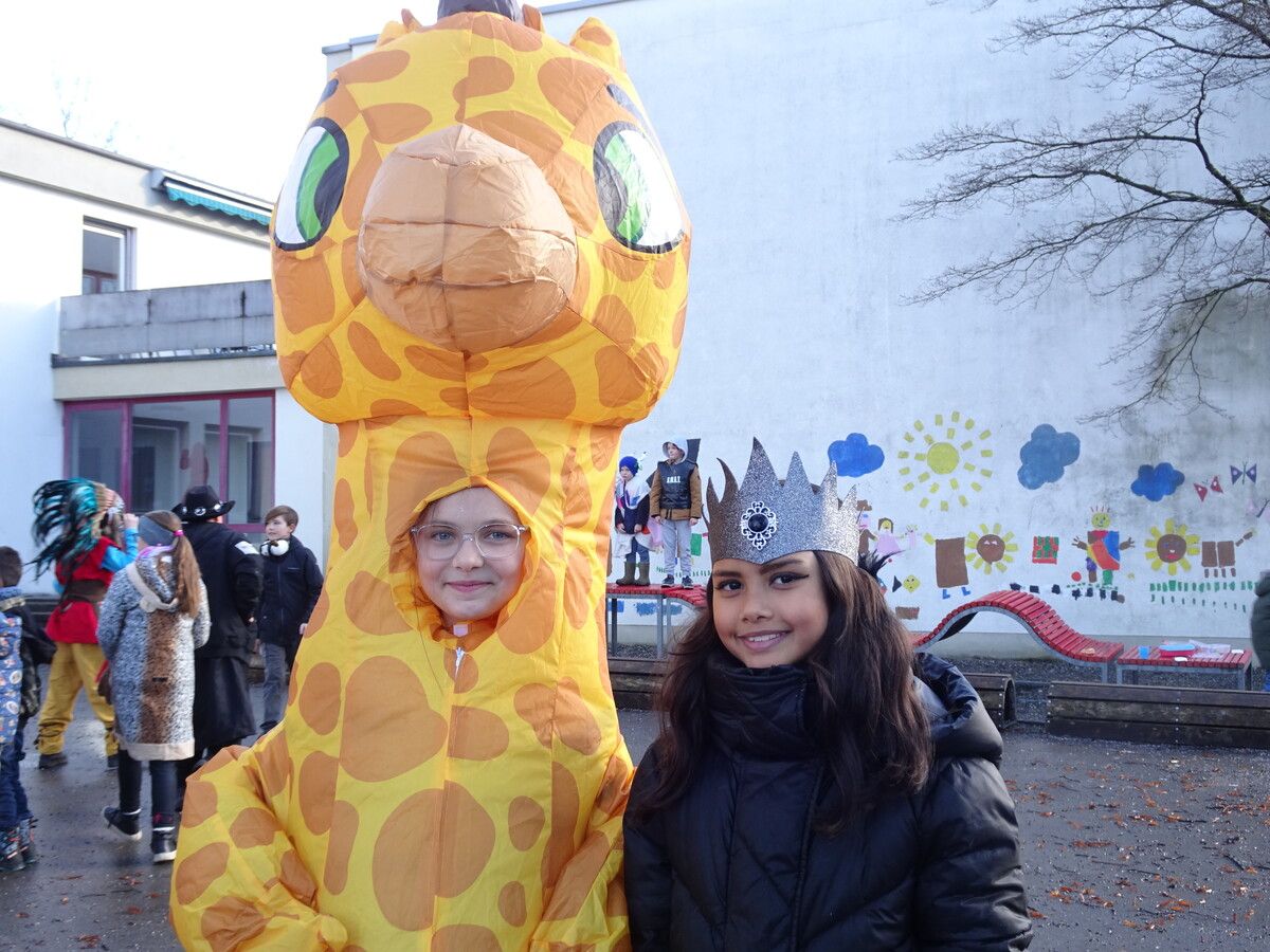 Bunte Mäschgerle sorgten für Stimmung im Hatlerdorf.