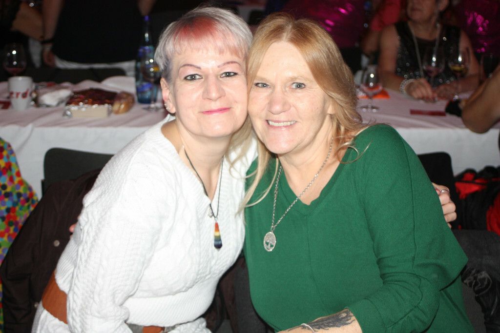 Carmen und Petra ließen es sich auf dem Frauenbund Kränzchen gut gehen. VN/tk (2)