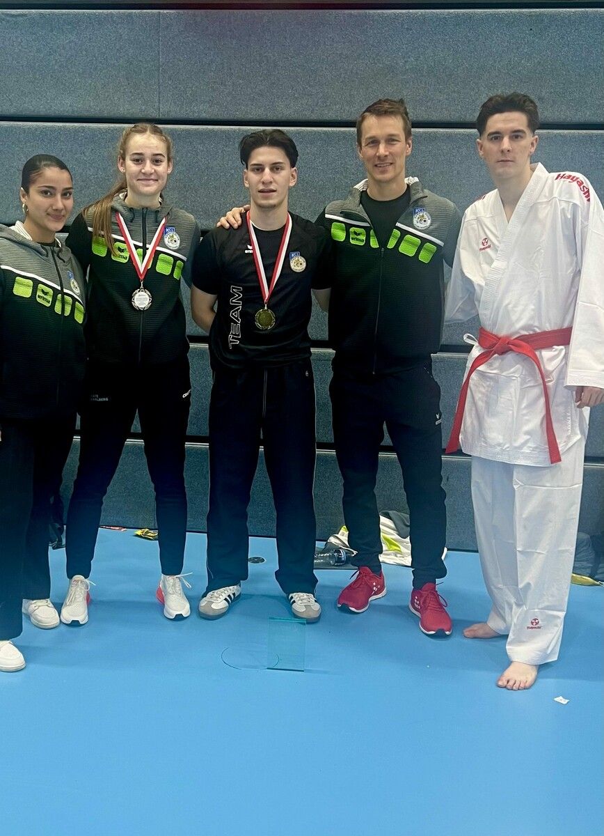 Ceylin Bayram, Sara Skrijelj, Hamsat Israilov, Trainer und Coach Emanuel Riedmann und Yannick Böhler. Shotokan Karate CLub Lustenau