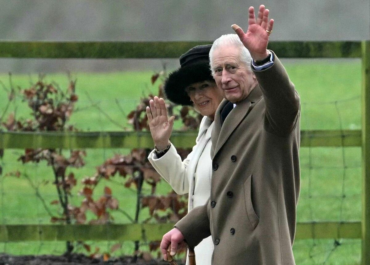 Charles und Camilla winken nach einem Gottesdienst am vergangenen Sonntag Schaulustigen zu. AFP