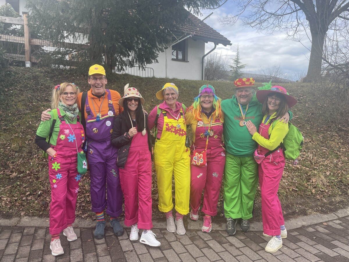 Christa, Andi, Sabine, Ilse, Regina, Karlheinz und Angelika waren schon vor dem Umzug in großer Faschingslaune.VN/Sah, LIH