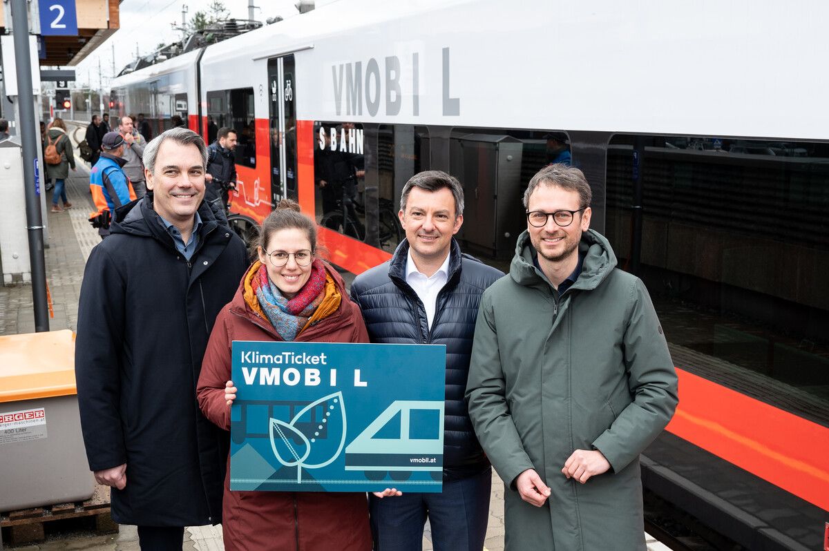 Christian Hillbrand, Magdalena Pircher, Bürgermeister Martin Staudinger und Mobilitätslandesrat Daniel Zadra bei der Pressekonferenz. VVV