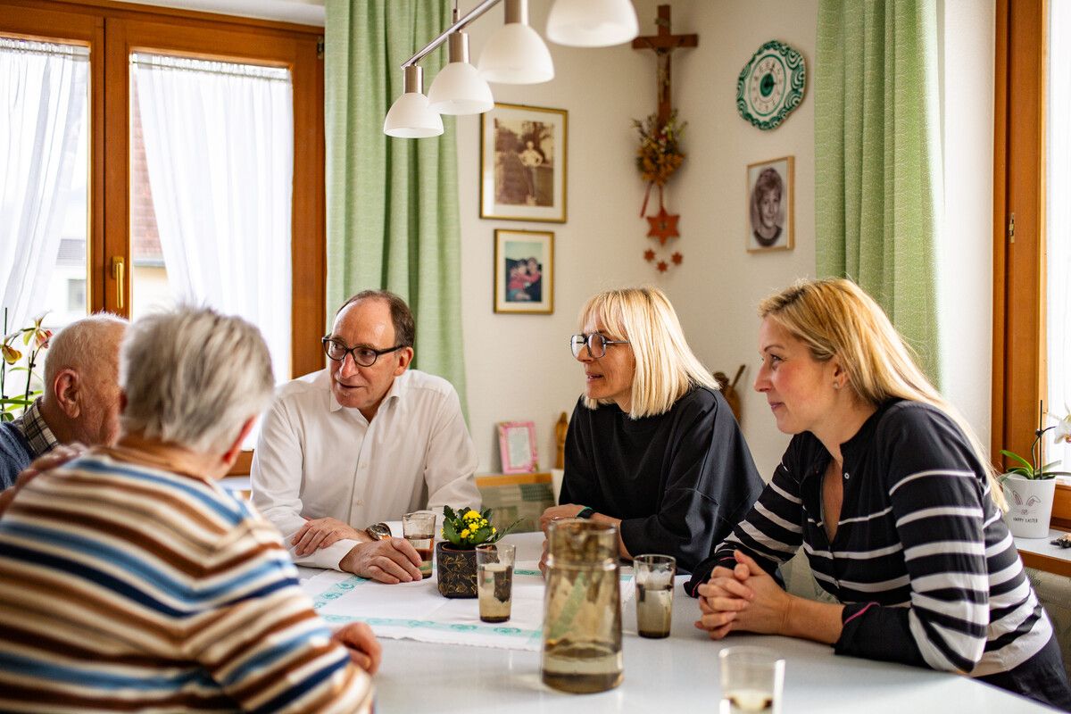 Community Nurses im Gespräch mit Sozialminister Rauch. Sie setzen auf Prävention und sozialen Zusammenhalt im Bezirk Schoren. stadt dornbirn (2)