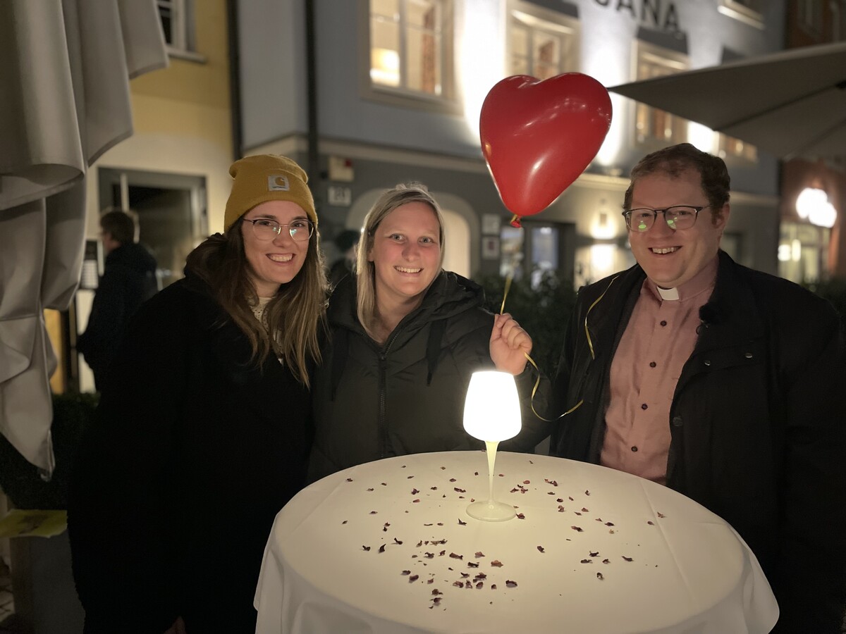 Corinna Peter, Mona Pexa und Pfarrer Fabian Jochum führten die Teilnehmer durch die Altstadt.