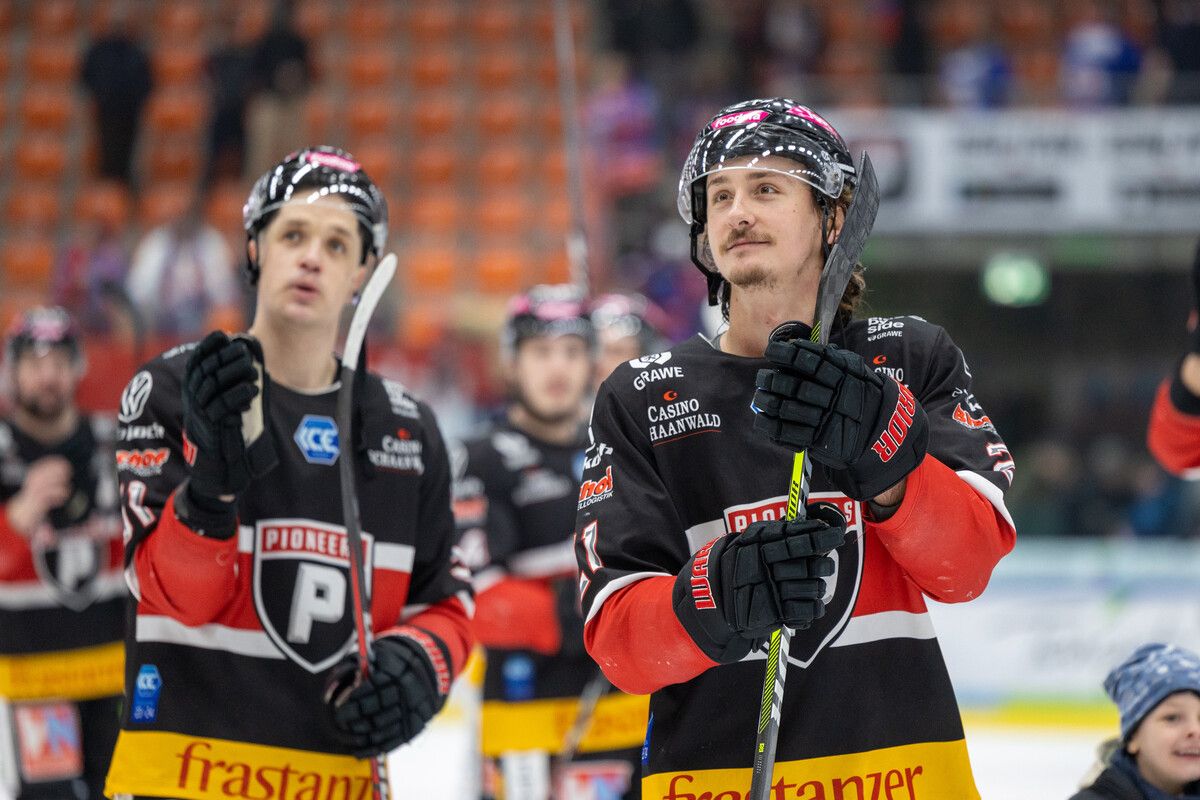 Daniel Woger und Michael Pastujov freuten sich über den Einzug ins Pre-Play-off.Rothmund_Pioneers.hockey, Gepa (2)