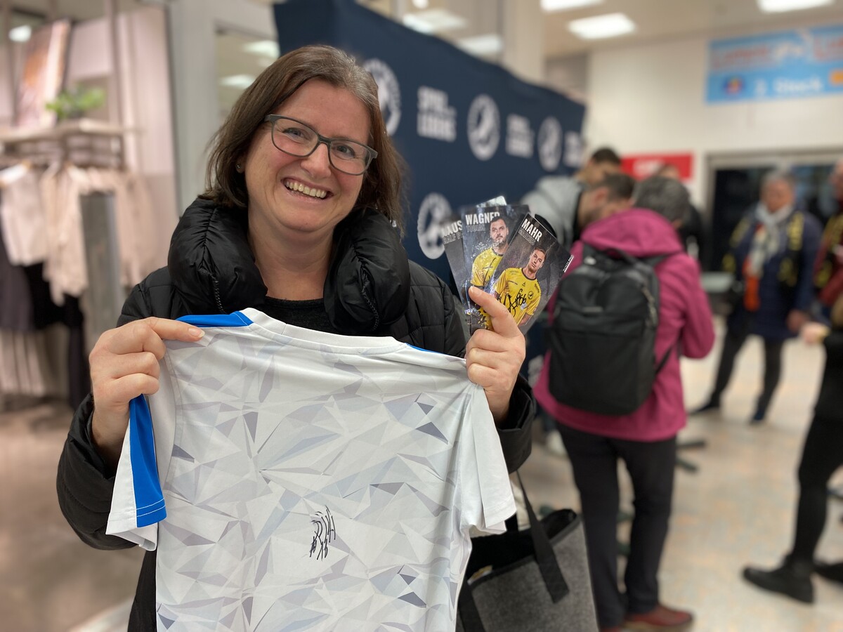 Daniela Bayer ließ sich ein Shirt von Ralf-Patrick Häusle signieren.