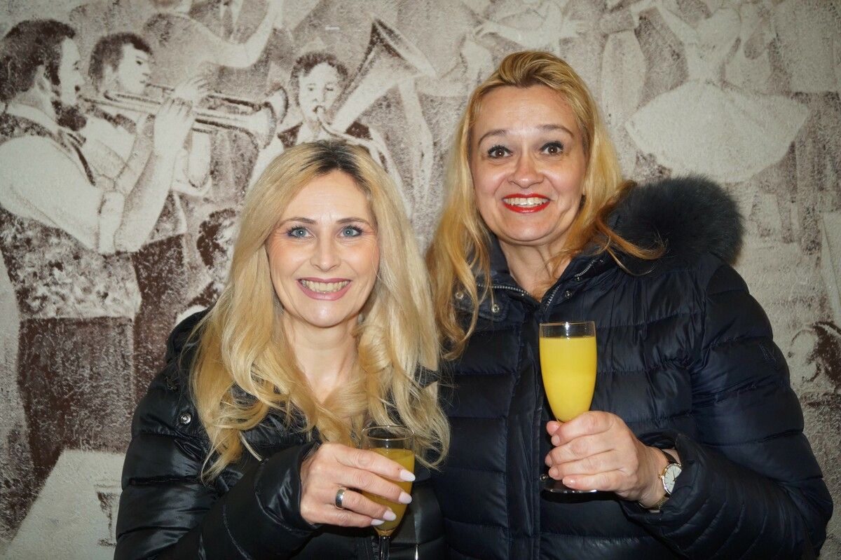 Daniela Graf und Sabine Rein stießen auf 30 Jahre Filmclub an.