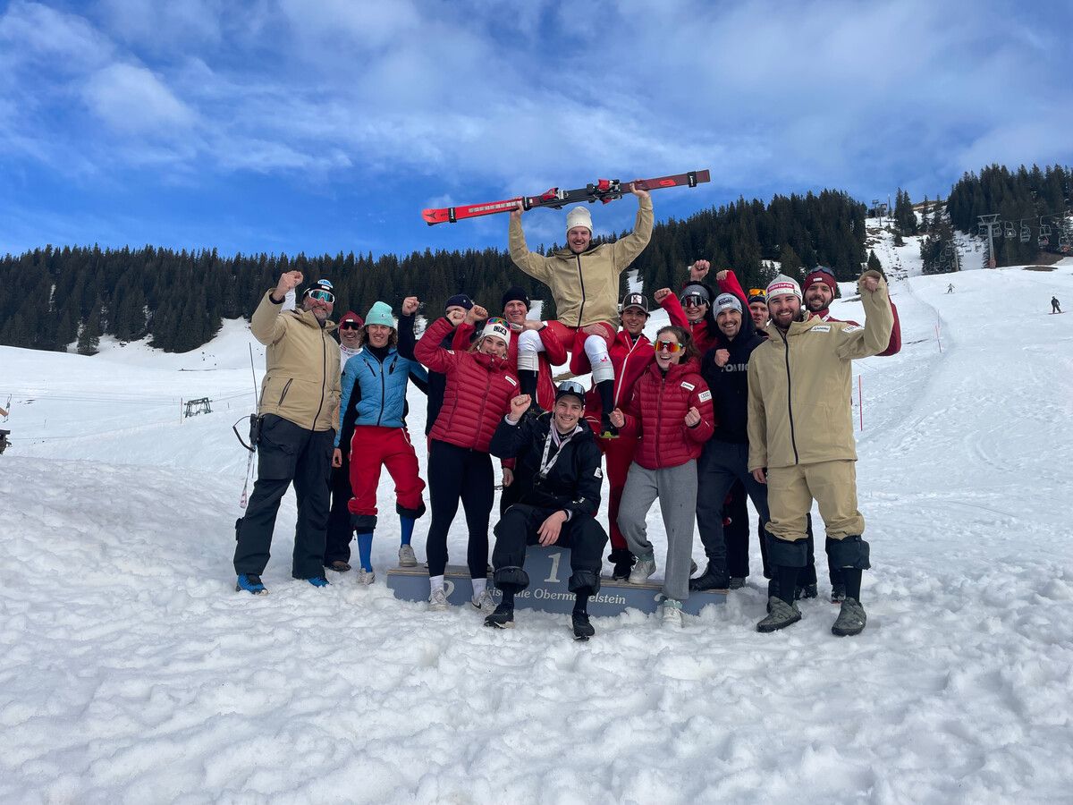 Das Europacup-Team der ÖSV-Skicrosser lässt Nicolas Lußnig hochleben.VN