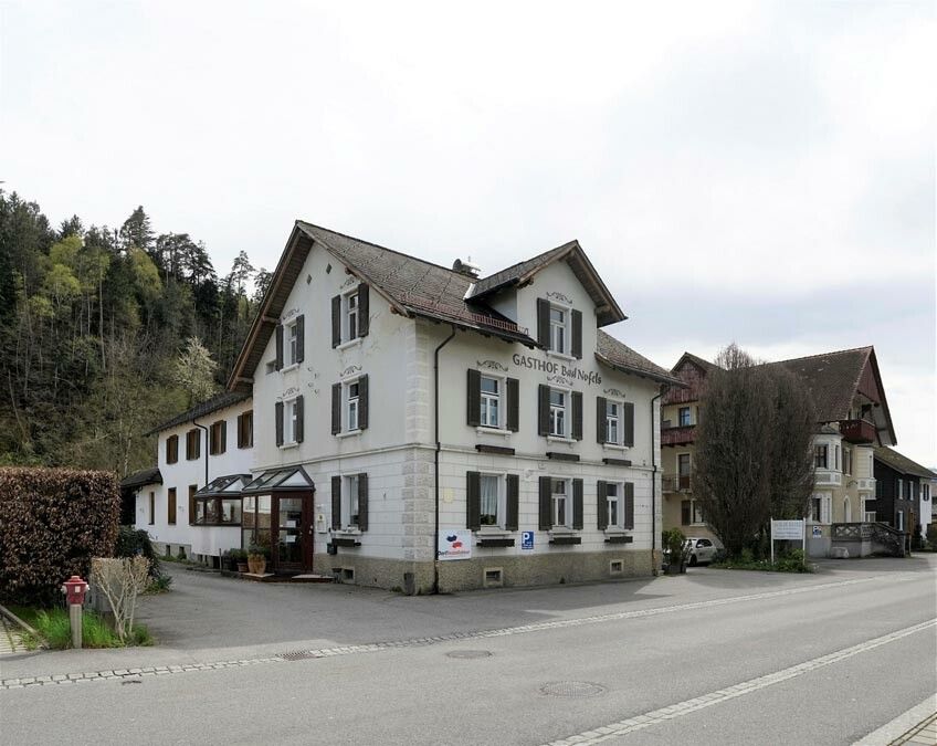 Das Grundstück ersteckt sich über eine Fläche von etwa 4457 Quadratmetern und beinhaltet neben Haupt- und Gästehaus auch ein Saunahaus.Amann Immo./VN-hartmann