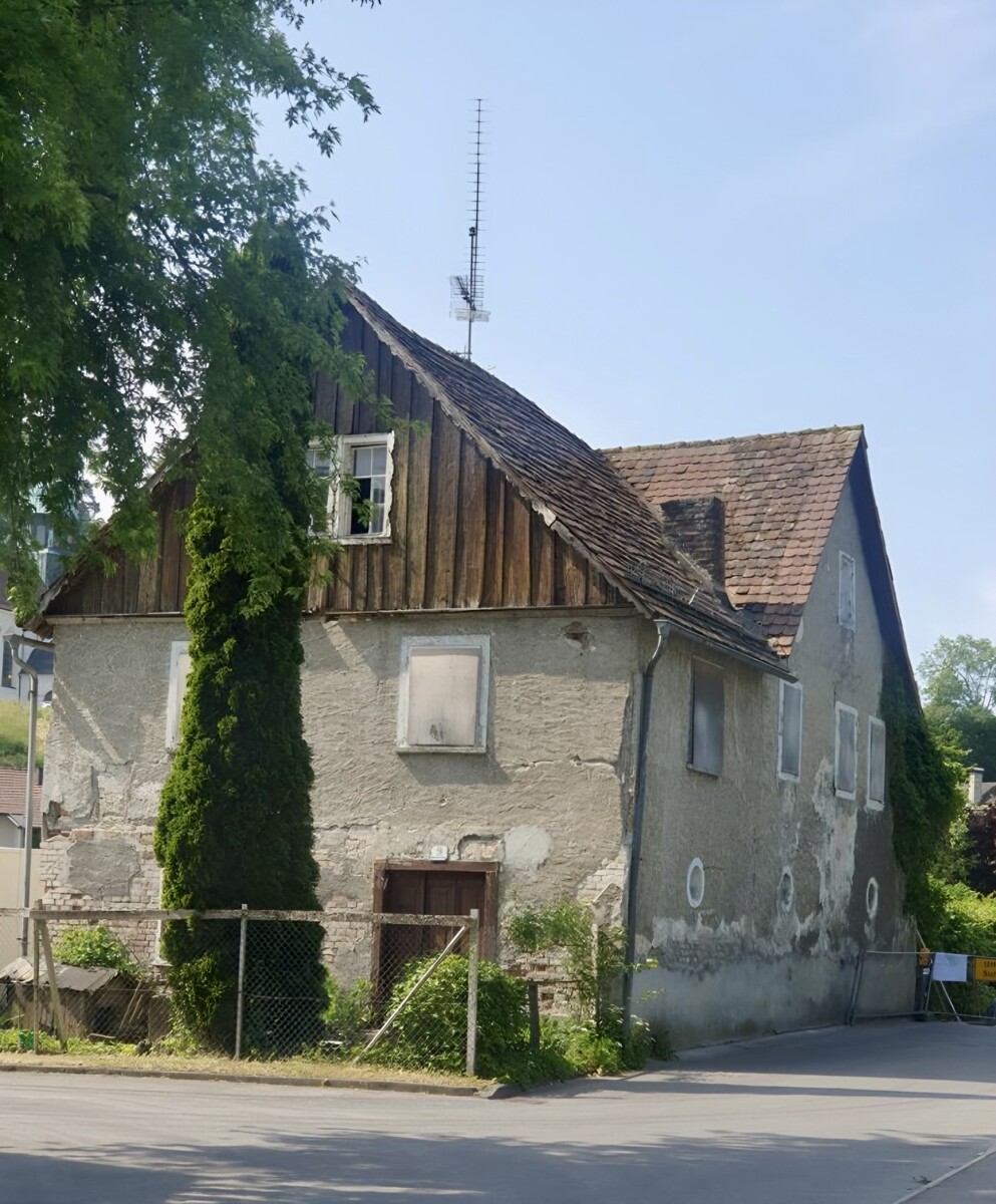 Das Haus im Babenwohlweg, einst unscheinbar, ist jetzt eine Baustelle mit Geschichte. mec (3)