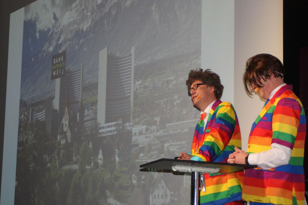 Das Hobby-Schauspieler-Duo Harald Keckeis und Martin Salzmann erklärt uns, wie Rankweil 2074 aussehen wird. Die Uni City von Wien wird zum Rankweiler Rathaus. VN-TK (3)