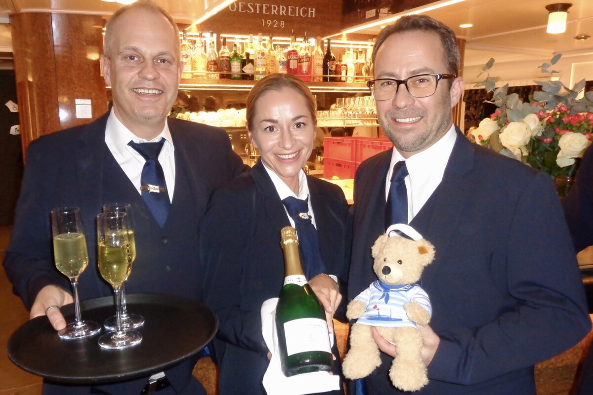 Das Serviceteam mit Alexander Kehler, Martina Zizalova und Peter Tietze ist bereit, den Gästen auf der Hohentwiel einen ganz besonderen Genuss zu bieten.stp