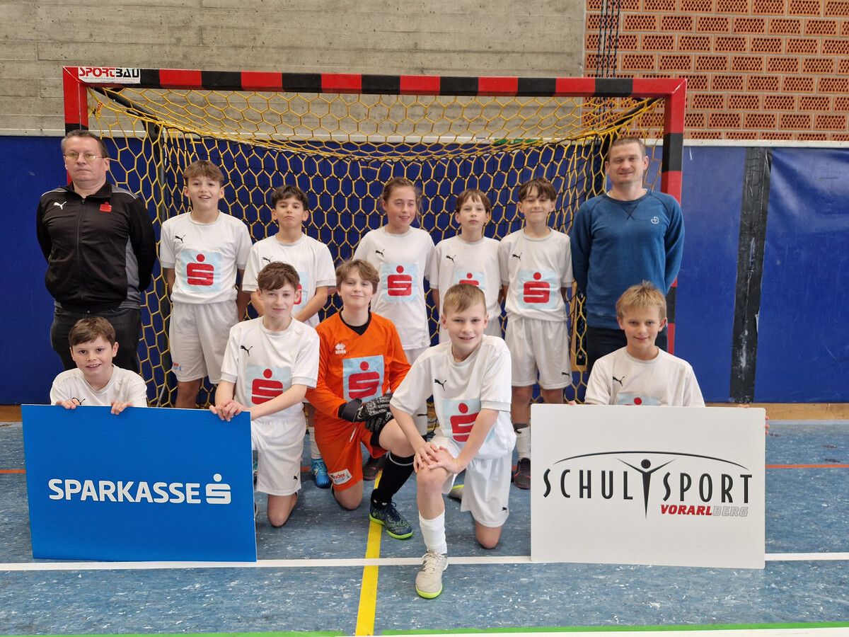 Das Siegerteam, hinten v. l.: Co-Trainer Michael Fuchs, Samuel Komnidis, Matthäus Hämmerle, Rafael Giesinger, Niklas Hochenburger, Rafael Flatz, Trainer Simon Getzner. Vorne v. l.: Serafin Hirschbühl, Leandro Küng, Theo Neuner, David Schieder, Noel Fiebig.Moosbrugger