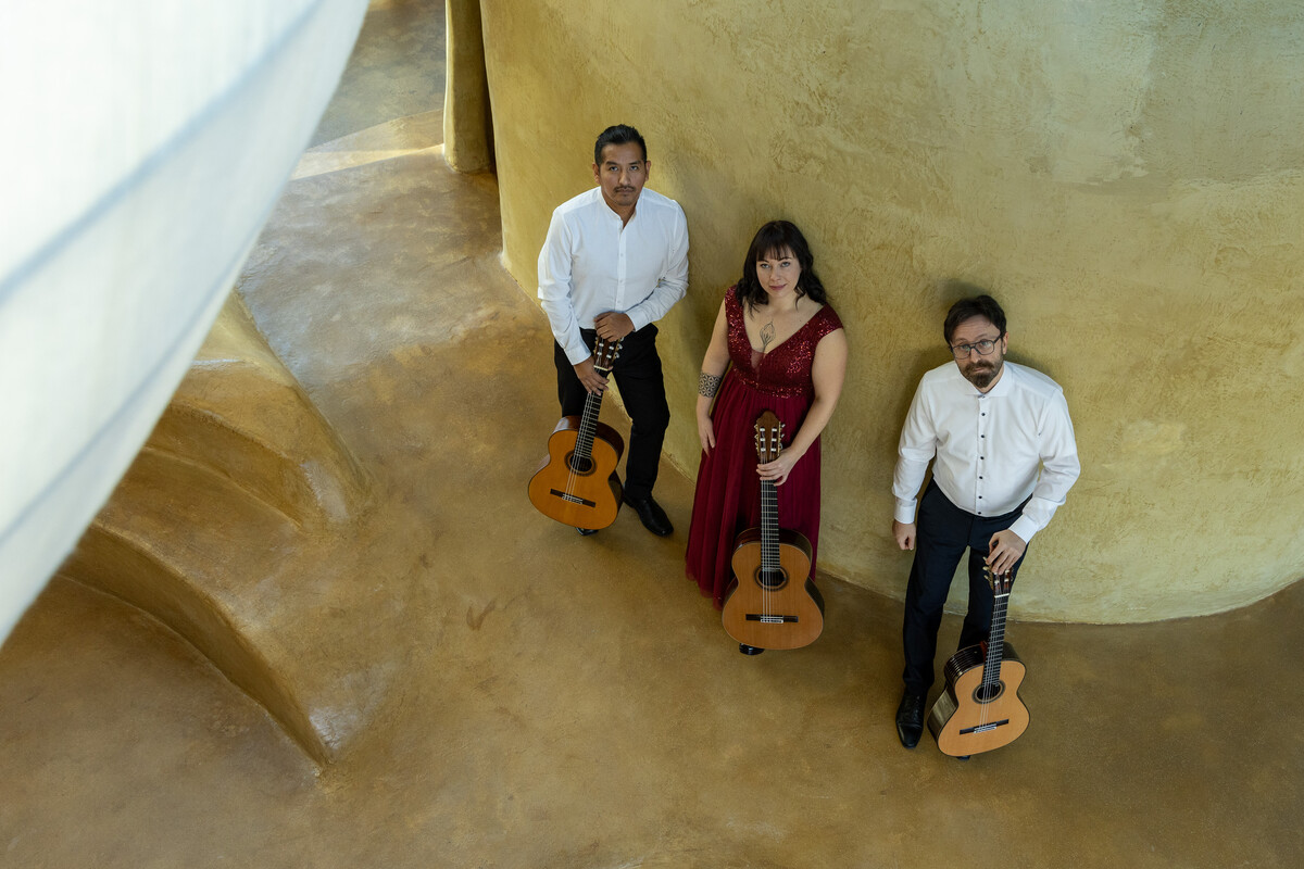 Das Trio Tres Cordas gastiert mit temperamentvoller Gitarrenmusik im Theater am Saumarkt. Tres Cordas